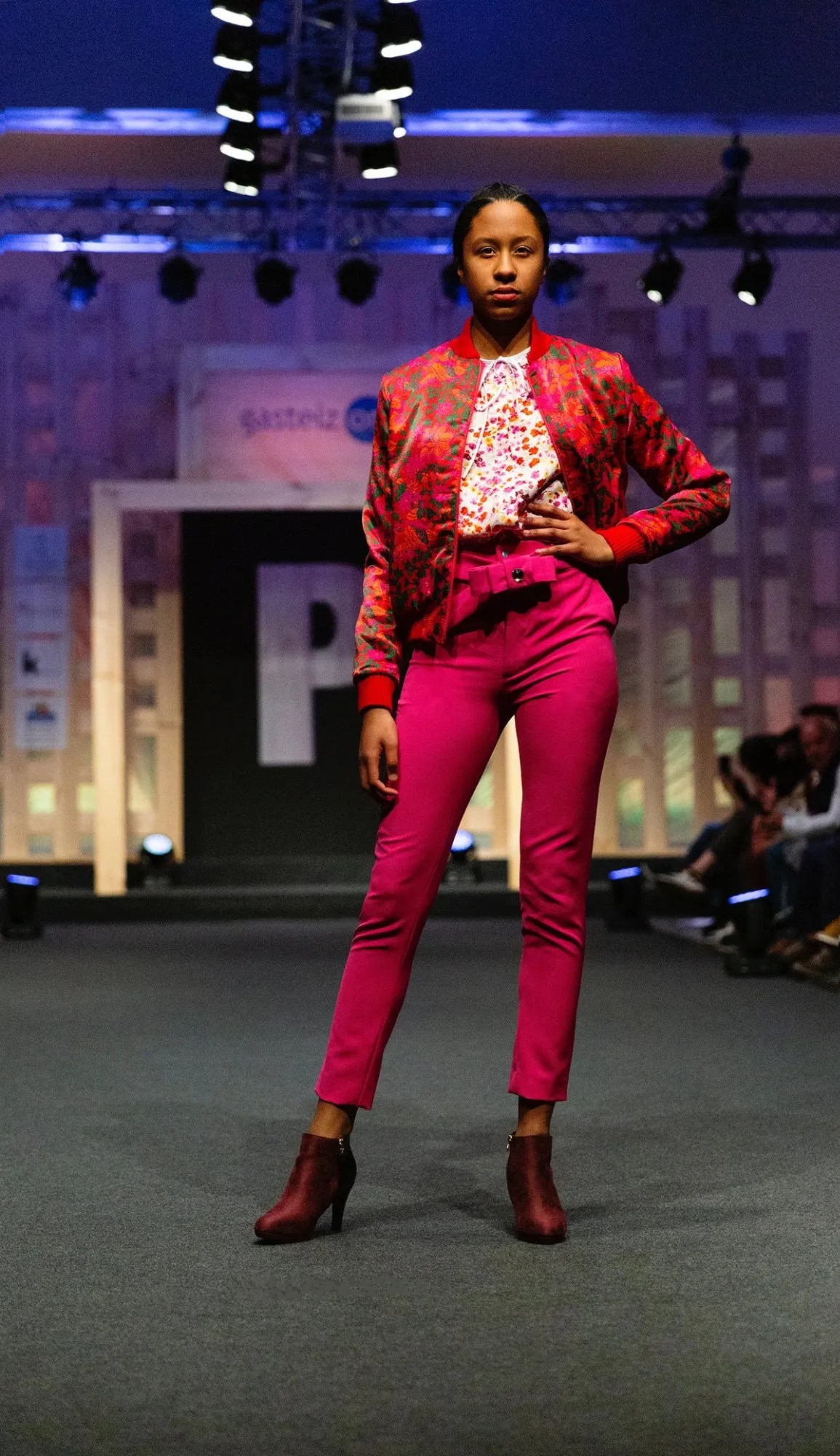 Look 03 Chess - Bomber fucsia y pantalón pitillo burdeos