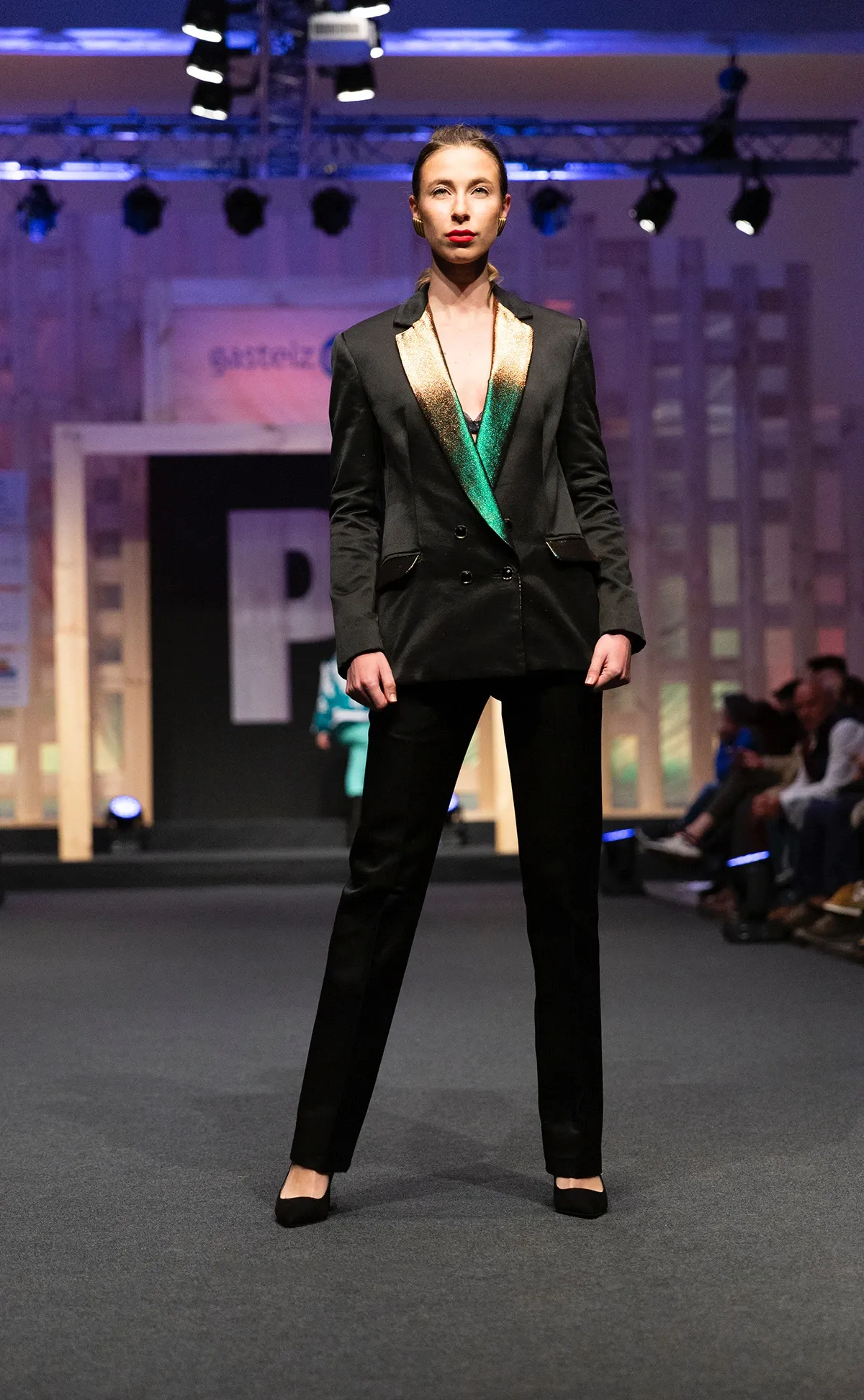 Look 05 Chess - Traje negro con solapa dorada y forro esmeralda