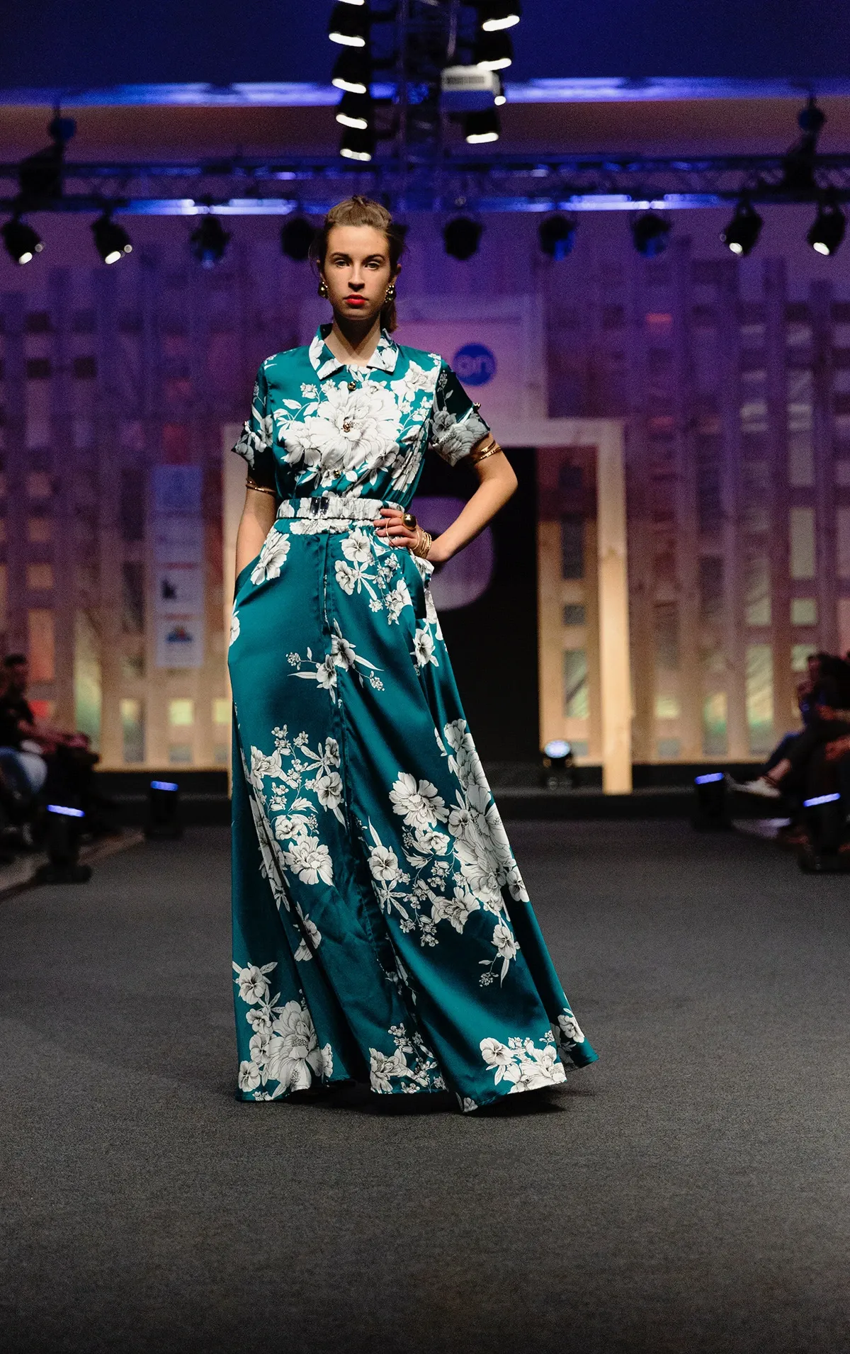 Look 07 Chess - Vestido largo teal con flores blancas