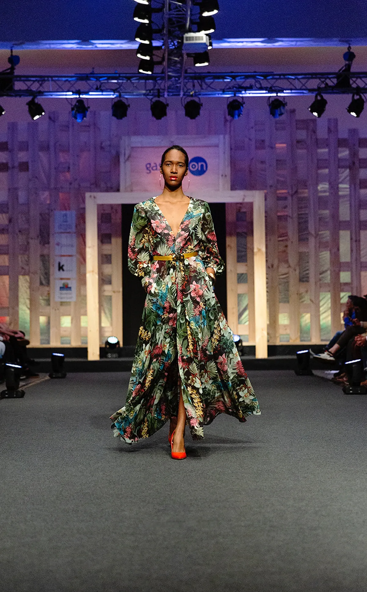 Look 08 Chess - Vestido jardín nocturno con cinturón dorado