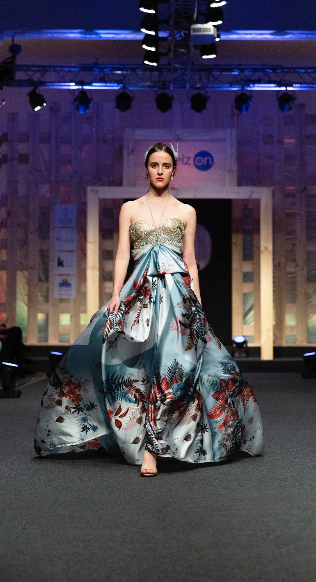 Look 09 Chess - Vestido de noche azul cielo con corset bordado