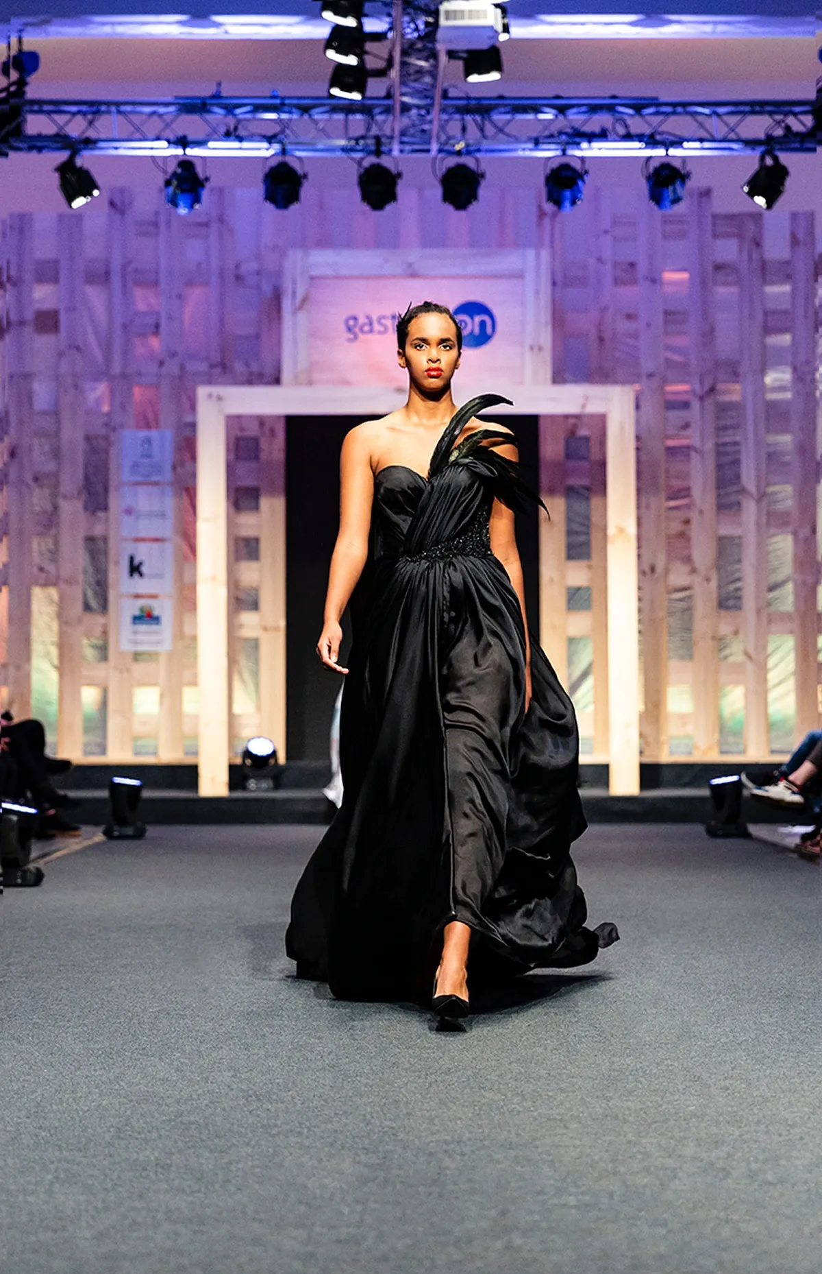 Look 10 Chess - Vestido negro con plumas negras pieza final